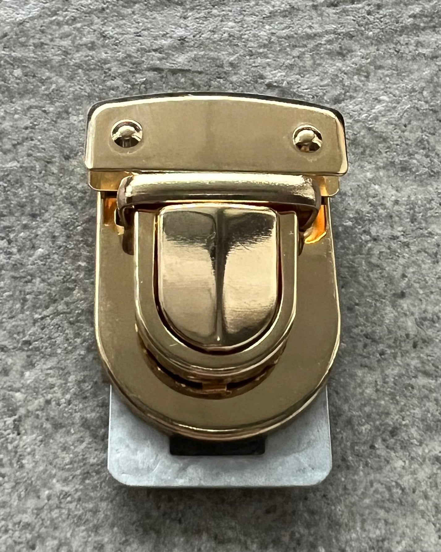 Chiusura a pulsante-oro