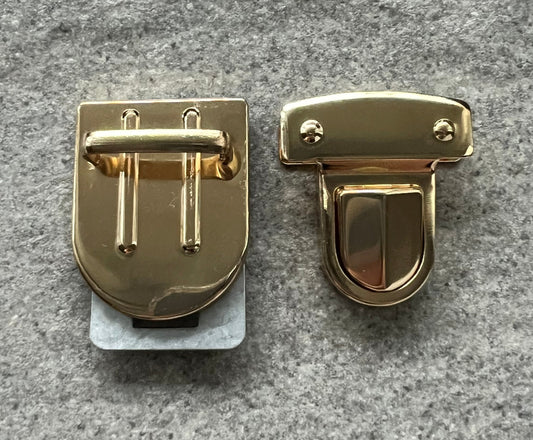 Chiusura a pulsante-oro