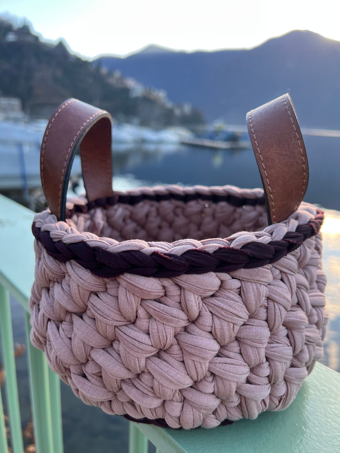 Cestino con manici in pelle